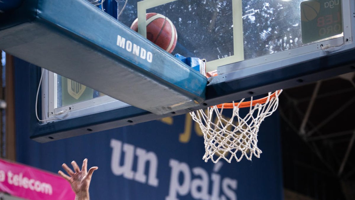Nacho Llovet, en una acció del partit