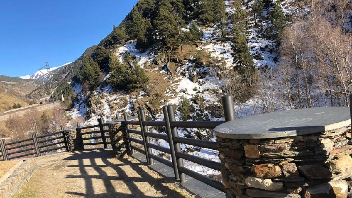 Un dels pilars de l'exterior de Sant Joan de Caselles.