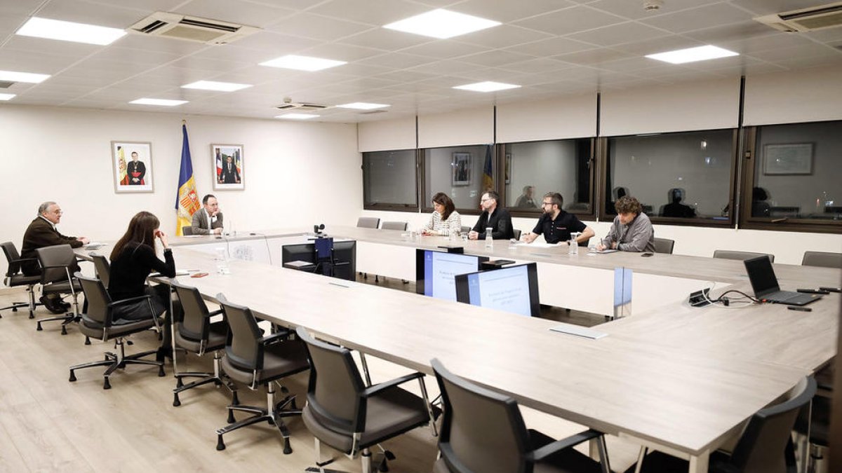 Albert Font i Xavier Espot amb representants del col·legi.