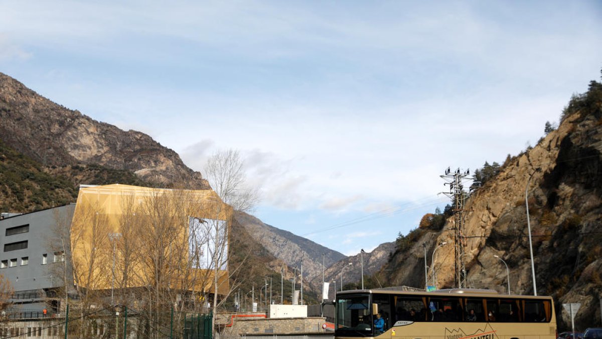 Un dels autobusos de Viatges Montmantell.
