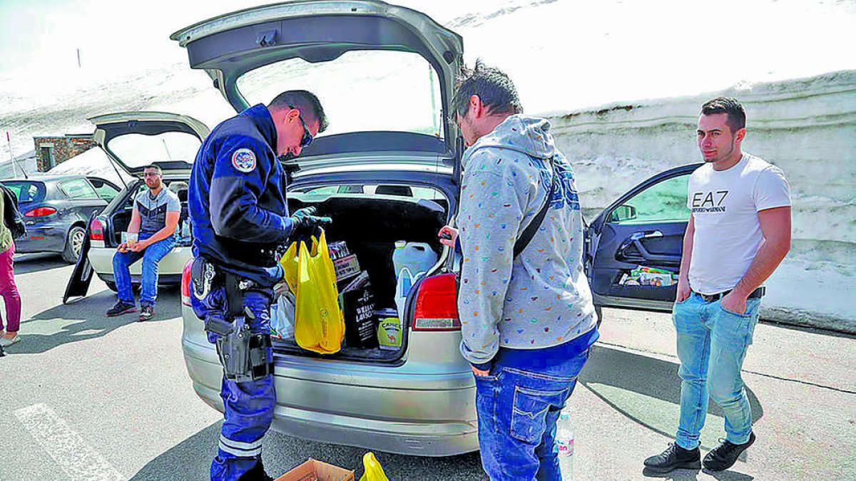 Un agent de duanes gal registre un vehicle a la frontera del Pas de la Casa.