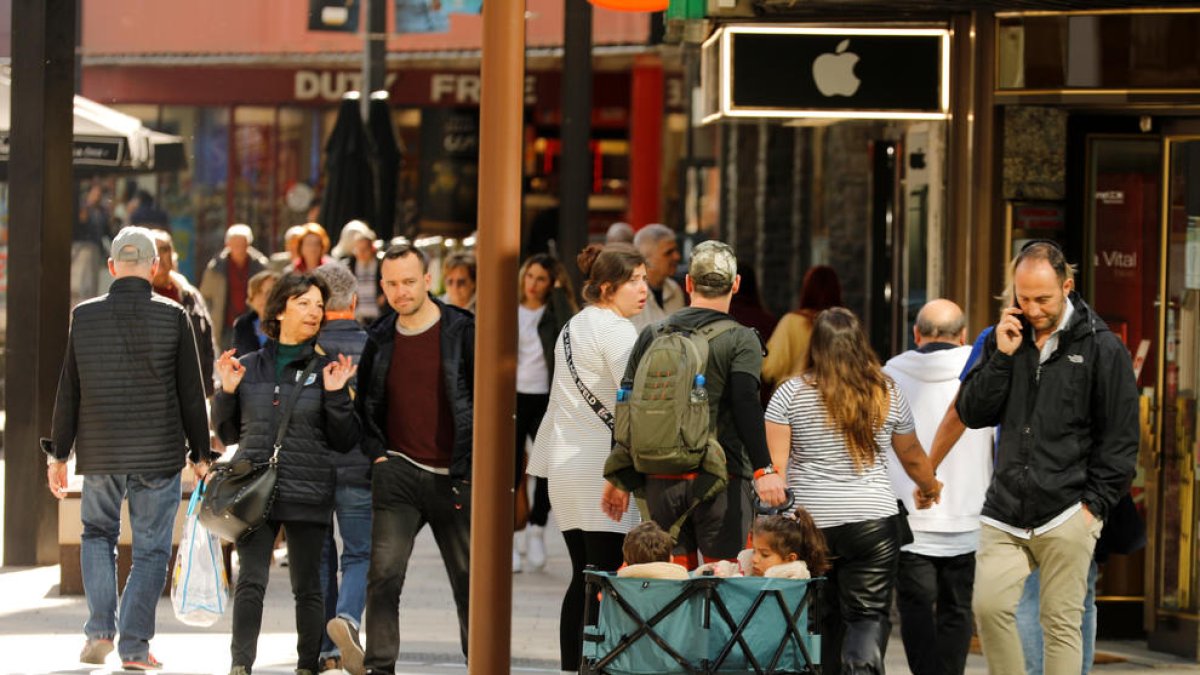 Turistes al centre comercial del país.