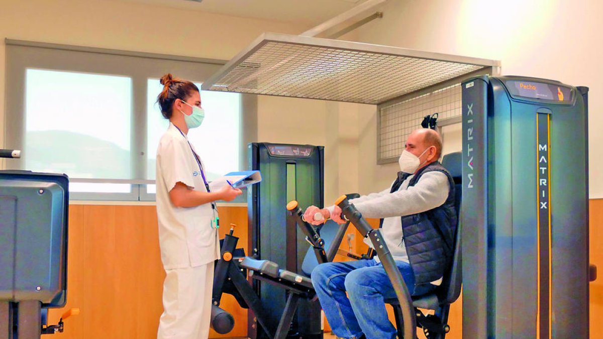 Un home fa exercici al Vall d'Hebron.