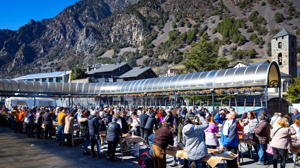 La plaça del Poble durant la calçotada popular, que s'ha recuperat després de la pandèmia.