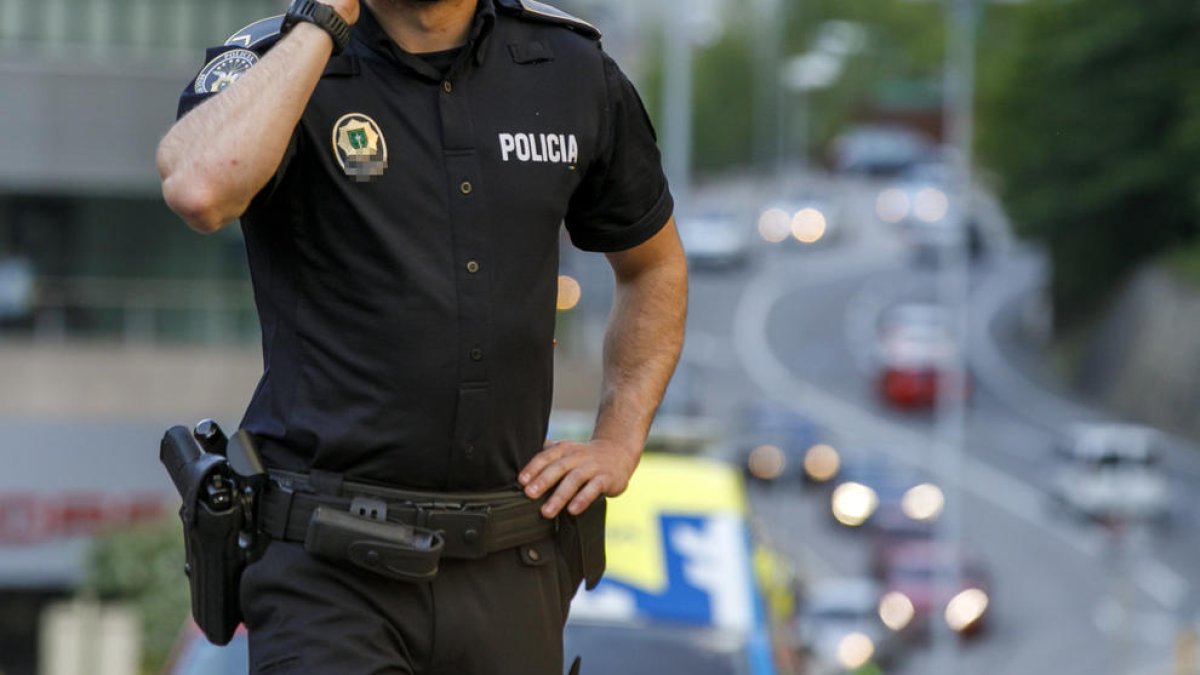 Un policia parlant per telèfon.