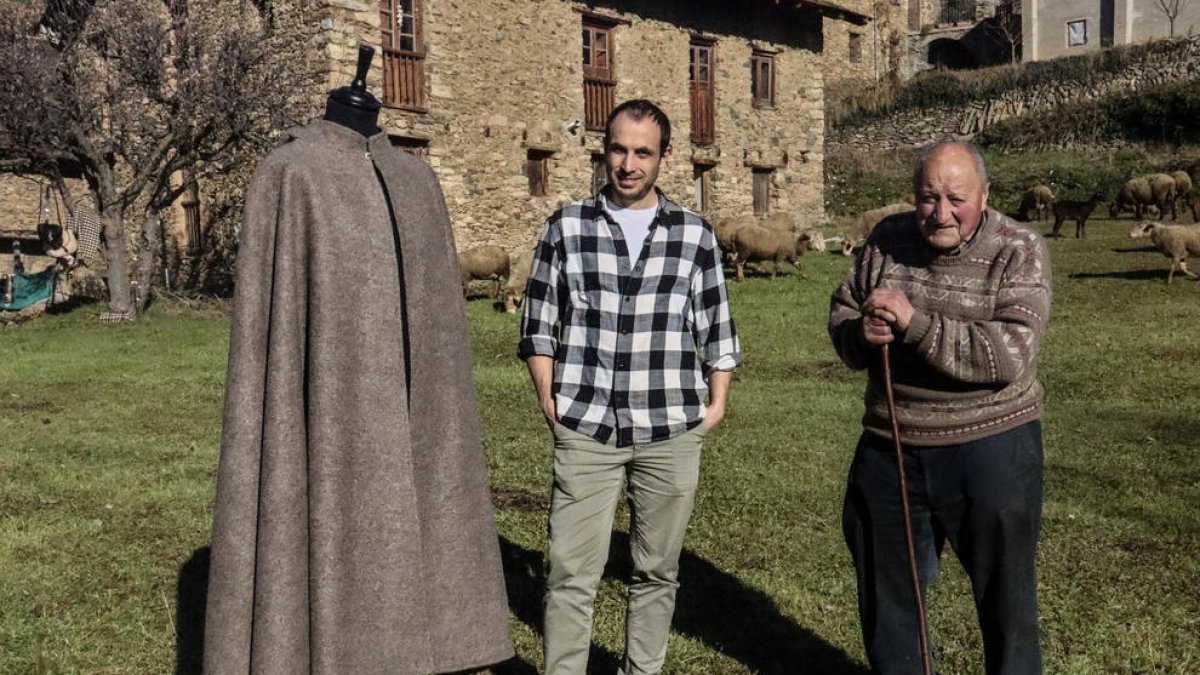El pastor Escudé i Gomà amb algunes de les ovelles.
