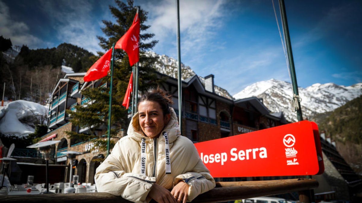 Cristina Serra als peus del telecadira Josep Serra.