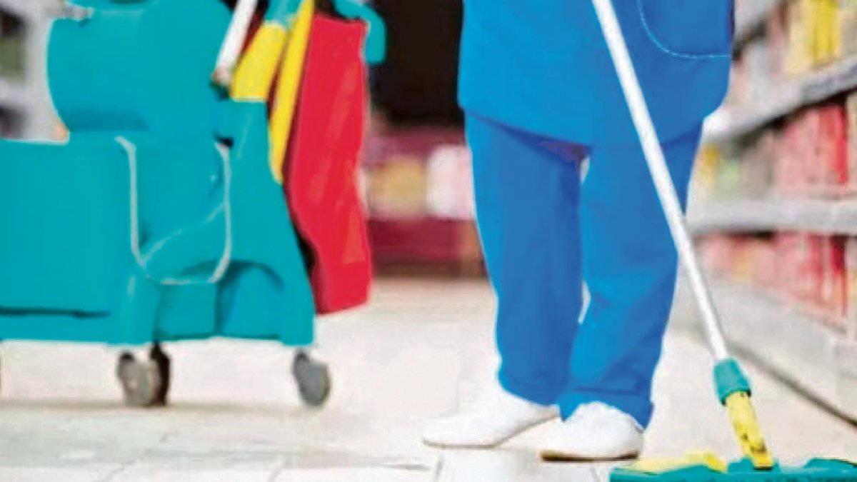 Una dona de la neteja en un centre comercial.
