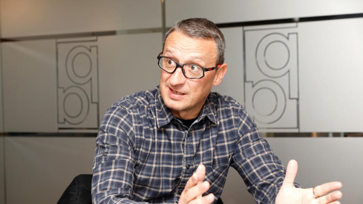 L'agent major Àlex Estalés durant l'entrevista.