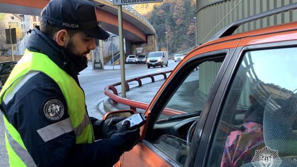 Un policia fent una prova d'alcoholèmia.