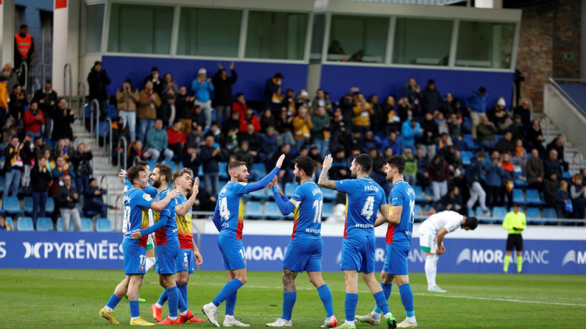 Els jugadors tricolors celebren un dels gols anotats contra l'Oviedo.