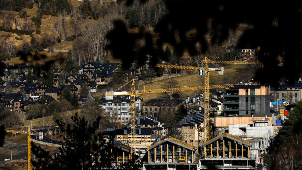 Edificis en construcció a Ordino.