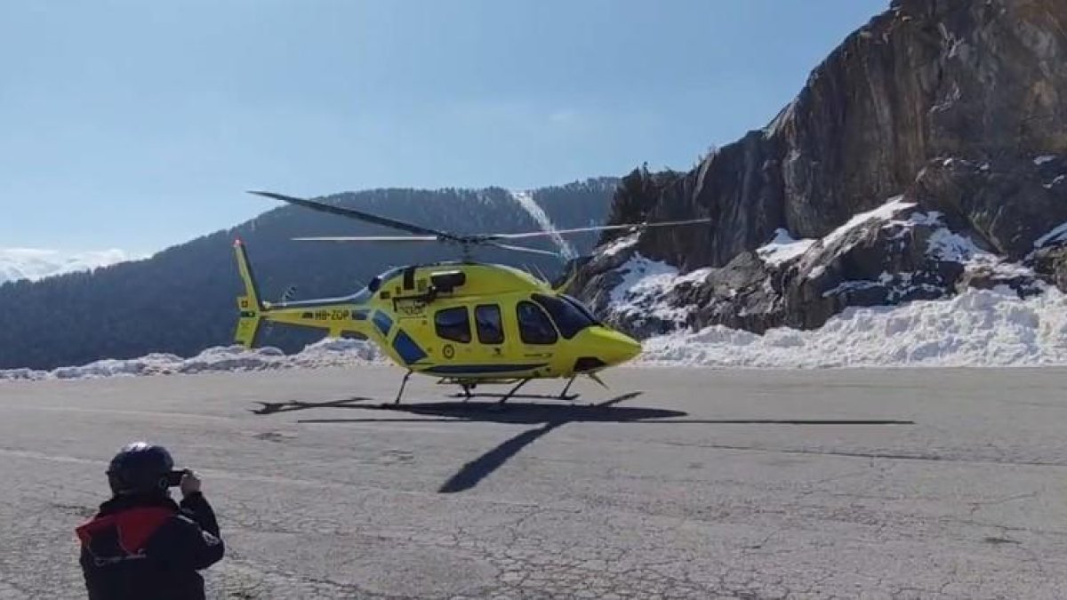 L'helicòpter traslladant al ferit