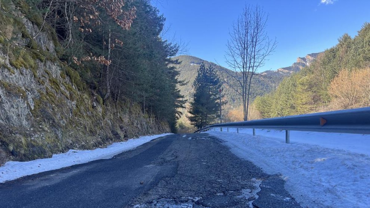 Un tram de la carretera de Comes de Banyàs que s'enquitranarà