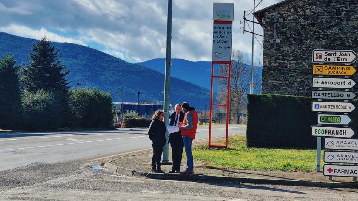 Visita a la zona on es preveu la construcció de la glorieta de l'N-260 que donarà accés a l'aeroport