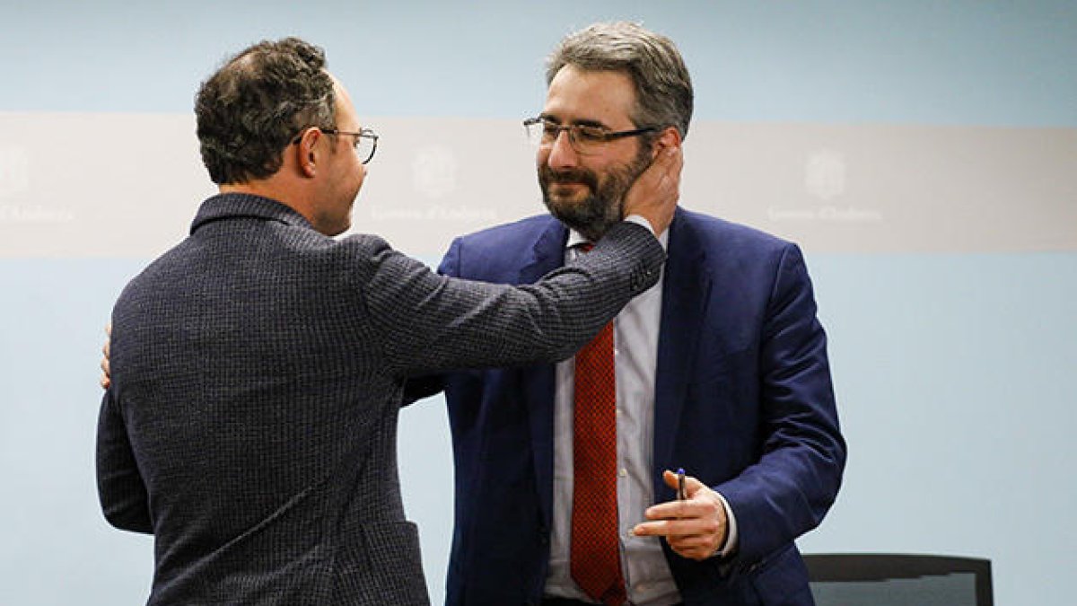 Espot i Jover es fan una abraçada després de la compareixença en què va dimitir el ministre.