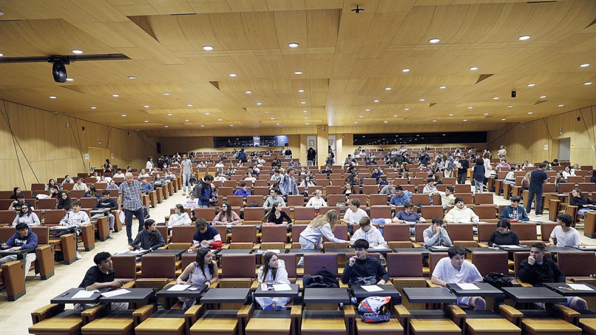 Els alumnes durant unes de les proves de les POB.