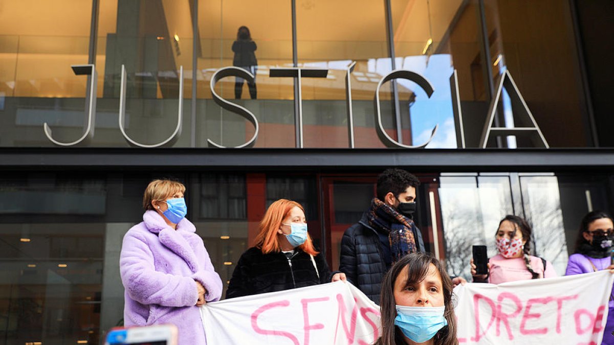 Vanessa Mendoza a les portes de la seu de la justícia l'any 2021.