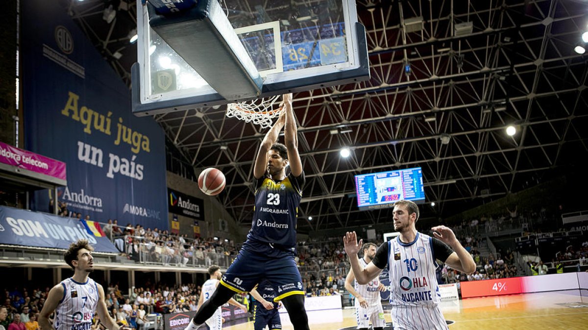 Dos Anjos esmaixa a cistella en una acció del partit.