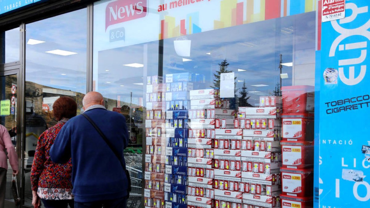 Aparador d'una botiga amb cartrons de tabac.