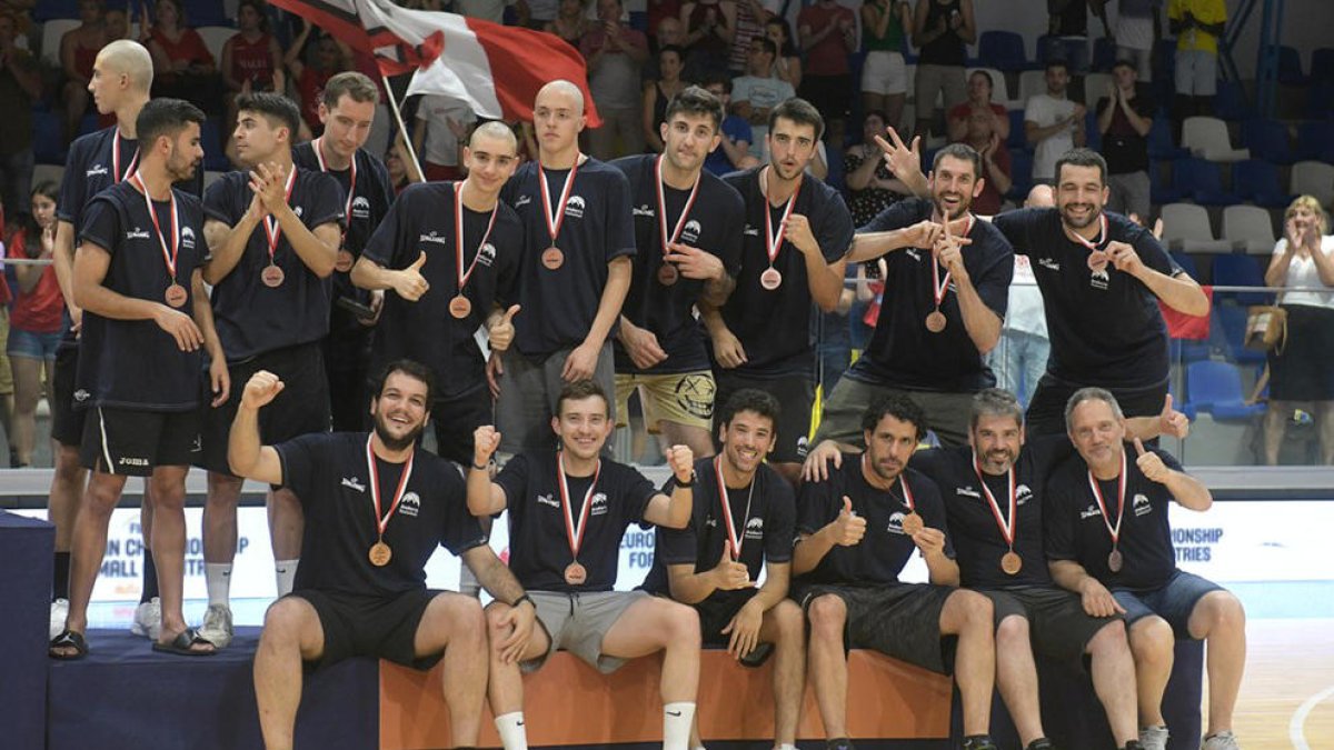 La selecció andorrana absoluta celebrant el bronze a l'Europeu de Petits Estats.