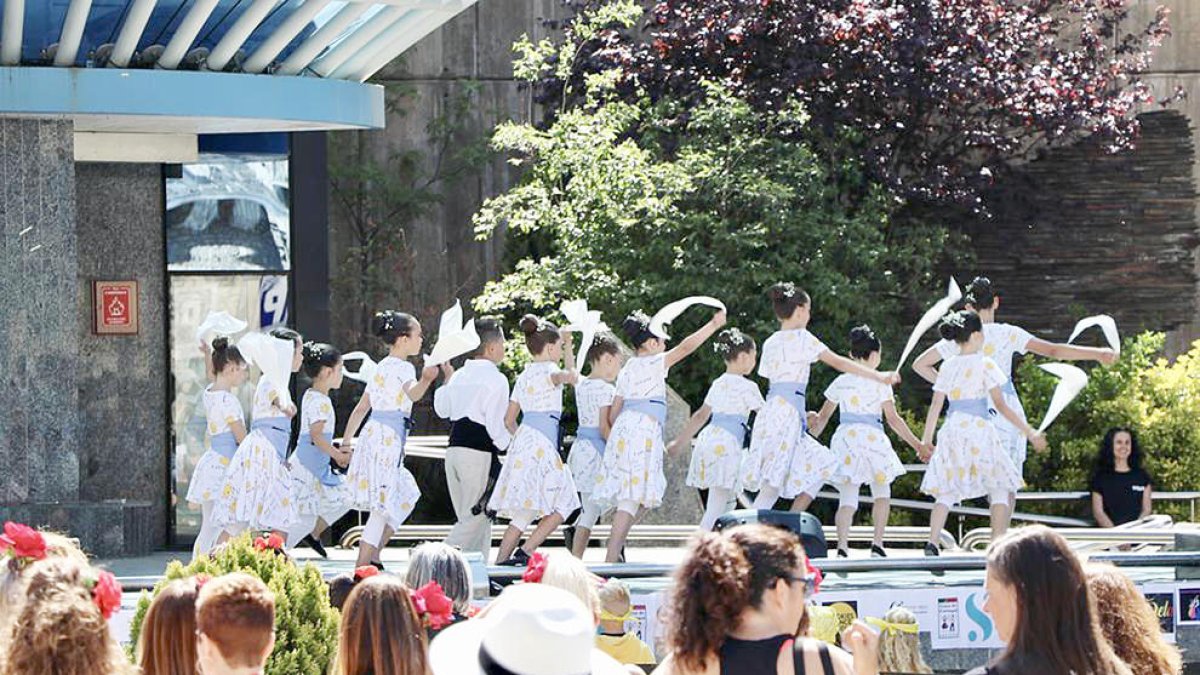 La plaça dels Arínsols, un gran escenari de dansa ahir.