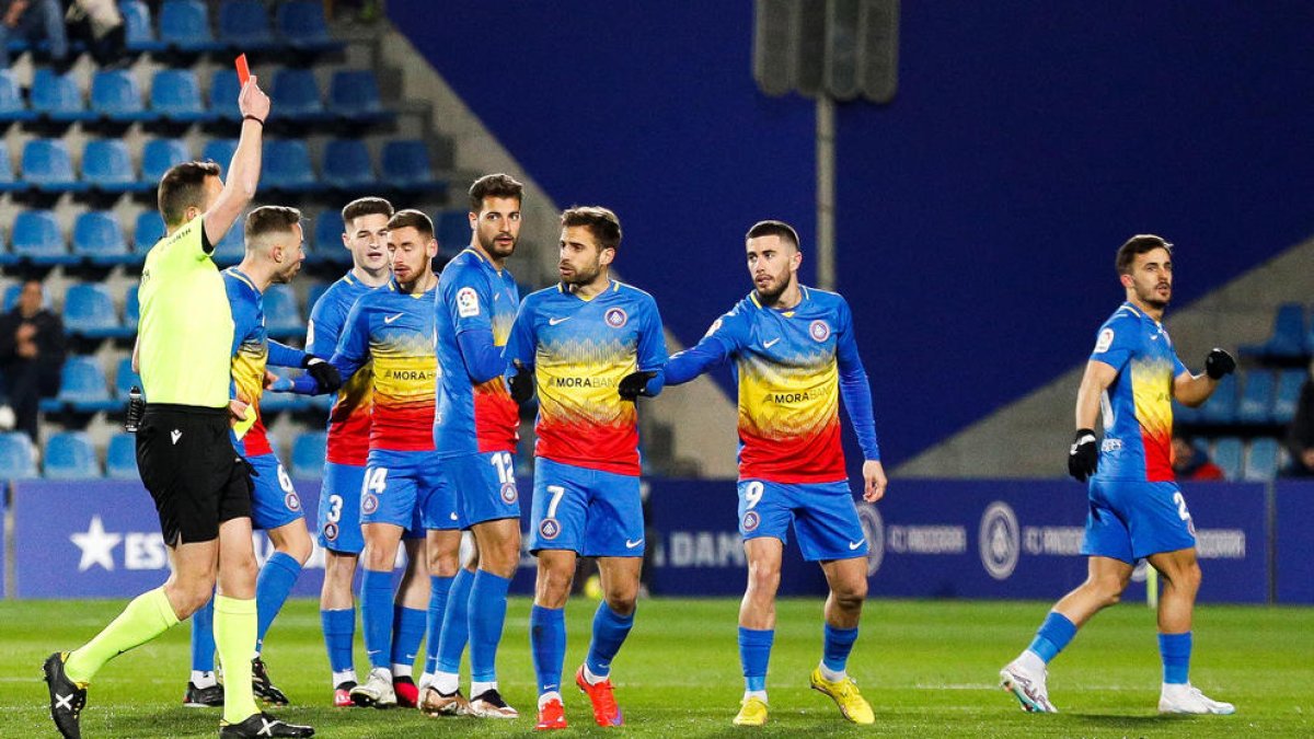 L'àrbitre del partit contra Las Palmas, López Toca, mostrant a Hector Hevel la targeta vermella directa.