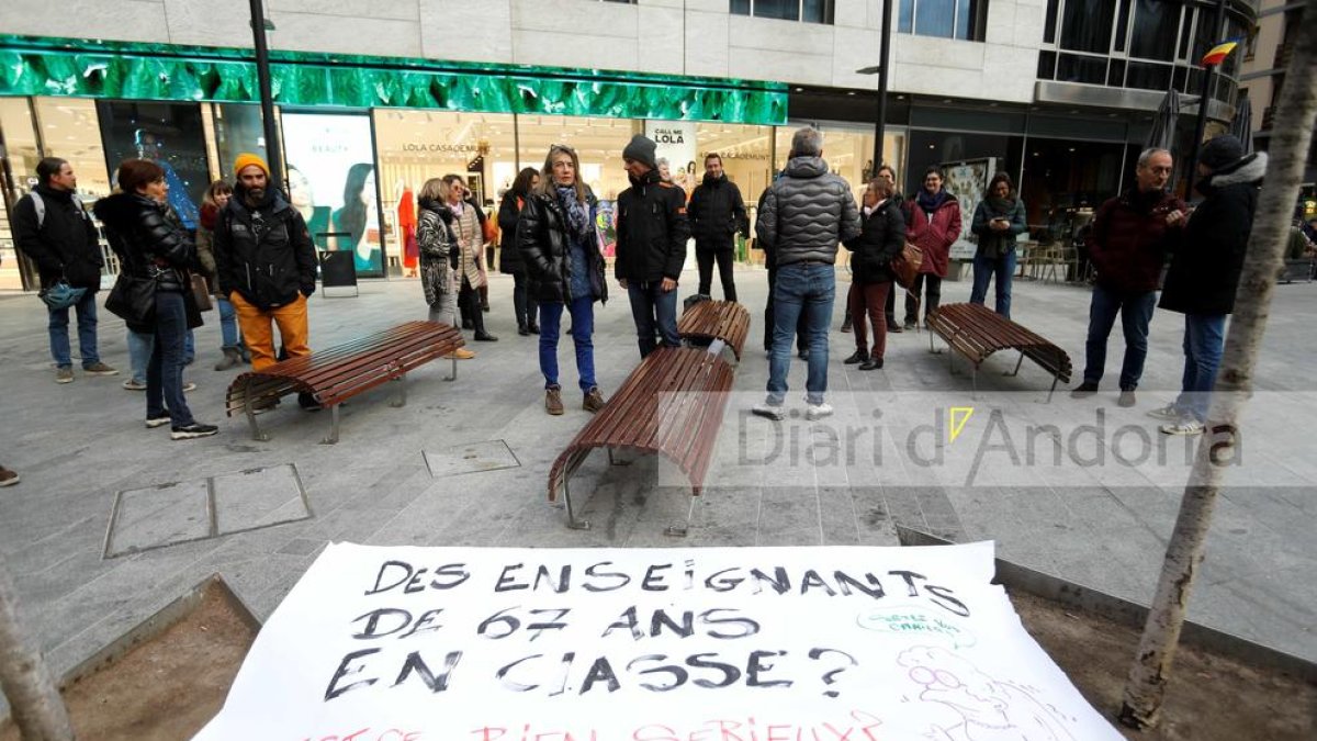 Professors francesos concentrats aquesta tarda a la plaça The Cloud per protestar contra l'augment de l'edat de la jubilació