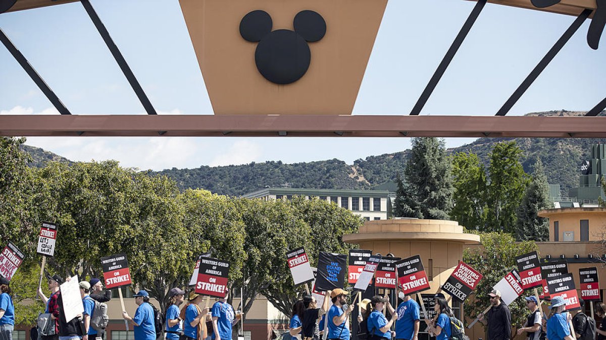 Guionistes durant una protesta, aquesta setmana a Los Angeles.