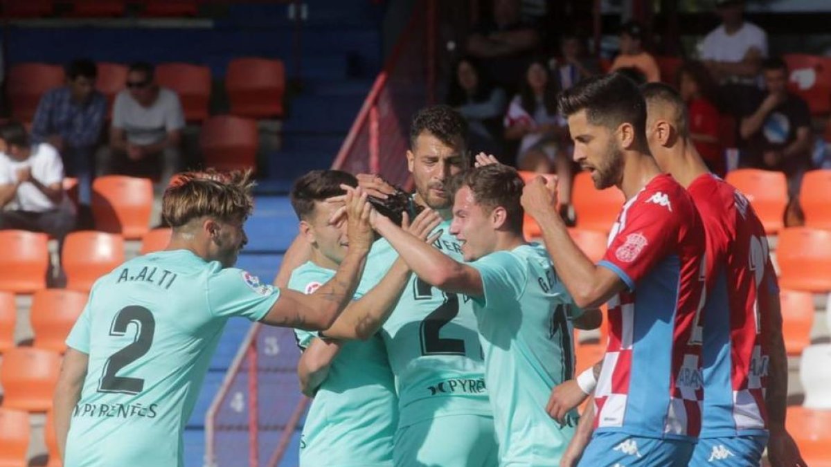 Els jugadors de l'FC Andorra celebren l'empat el momentani empat a un gol, obra de Bover.