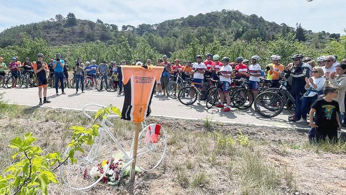 Una bicicleta blanca recorda Marc Pimienta al lloc de l'atropellament.