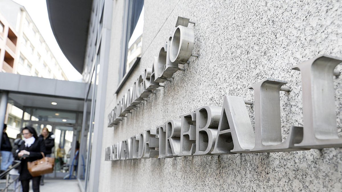 Una persona fent cua al Servei d'Immigració.