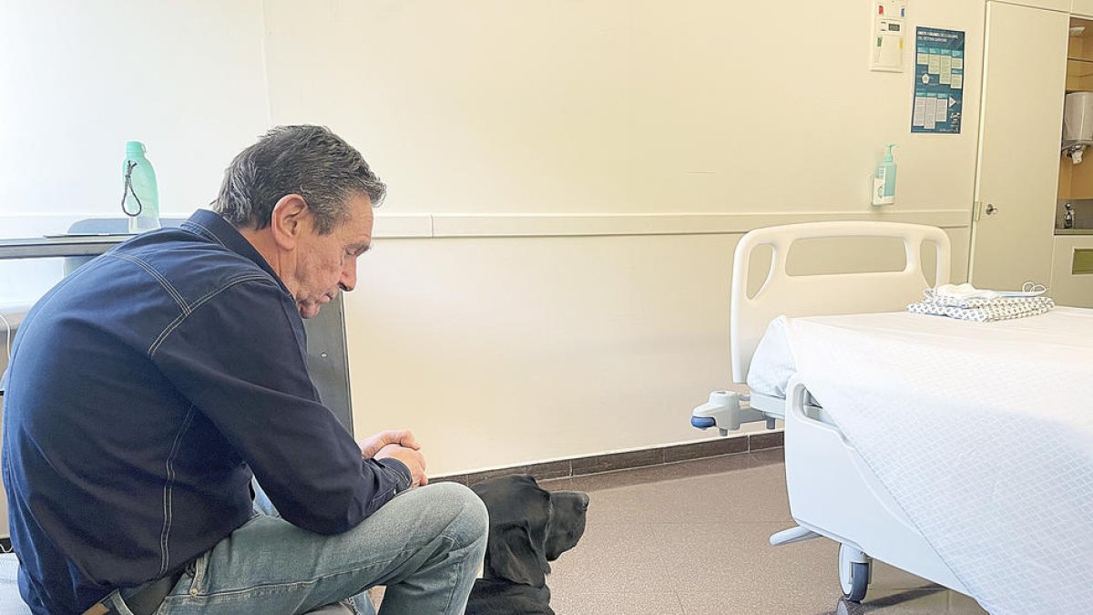 Julio Martins amb el seu gos d'assistència, el Max.