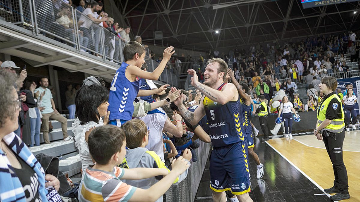 Rafa Luz i la resta de jugadors del MoraBanc van agrair el suport al públic.