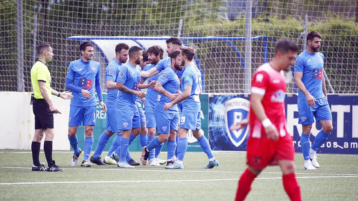 Els jugadors de l'Atlètic Escaldes celebren un dels gols contra la Penya Encarnada.