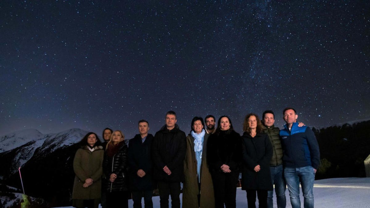 Foto dels impulsors del projecte amb el cel estrellat de fons.