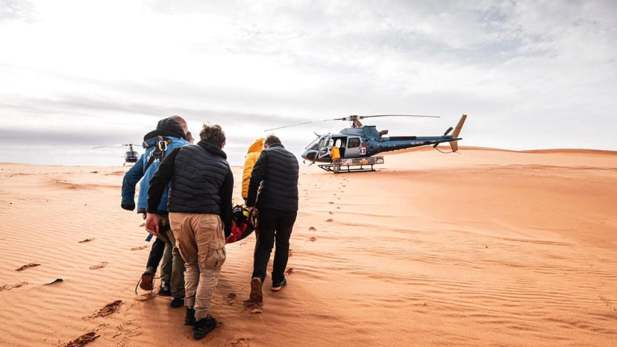 Joan Barreda camí de l'helicòpter per ser evacuat.