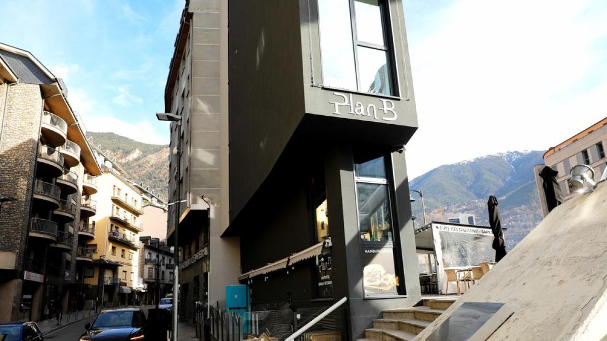 Edifici d'apartaments de la capital on residia la parella desnonada avui