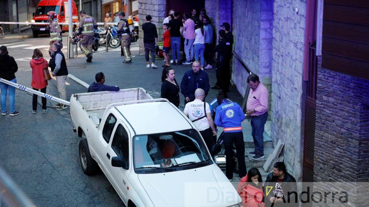 Els bombers actuant a l'incendi d'Escaldes