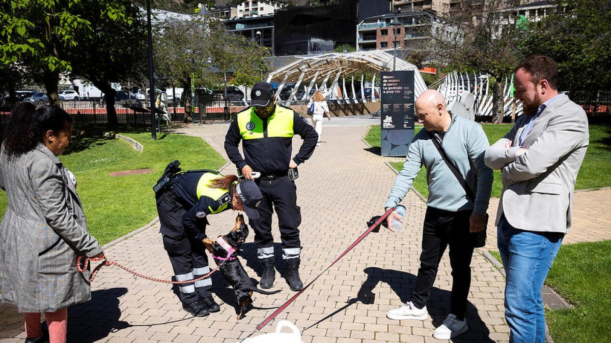 Els agents cívics al Parc Central d'Andorra la Vella.