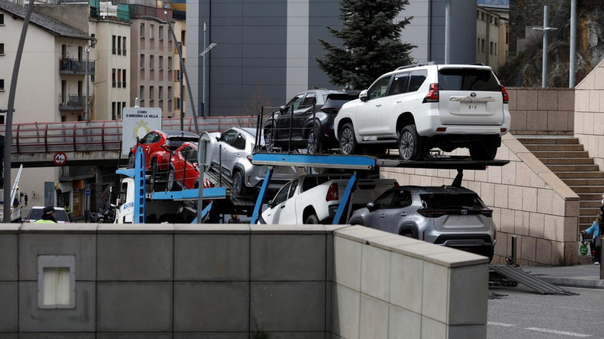 Un camió transportant automòbils.