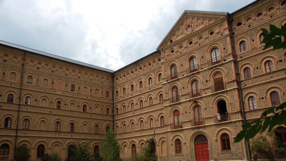 Pati i edifici del seminari de la Seu d'Urgell.