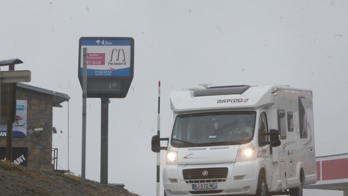 Una autocaravana al port d'Envalira.