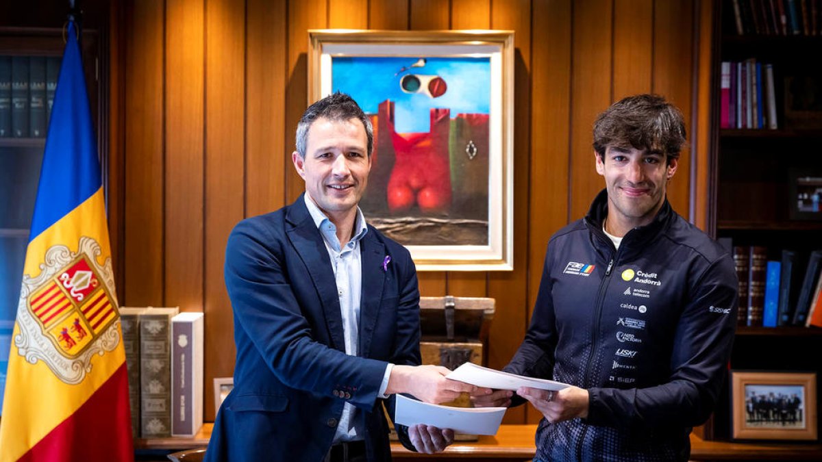 Astrié i Verdú, després de signar el conveni de col·laboració entre el comú de la capital i l'esquiador.