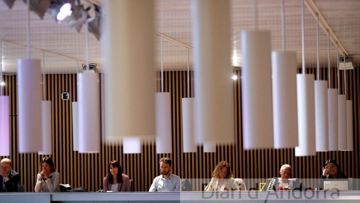 Ministres en funcions i exconsellers generals escoltant Espot