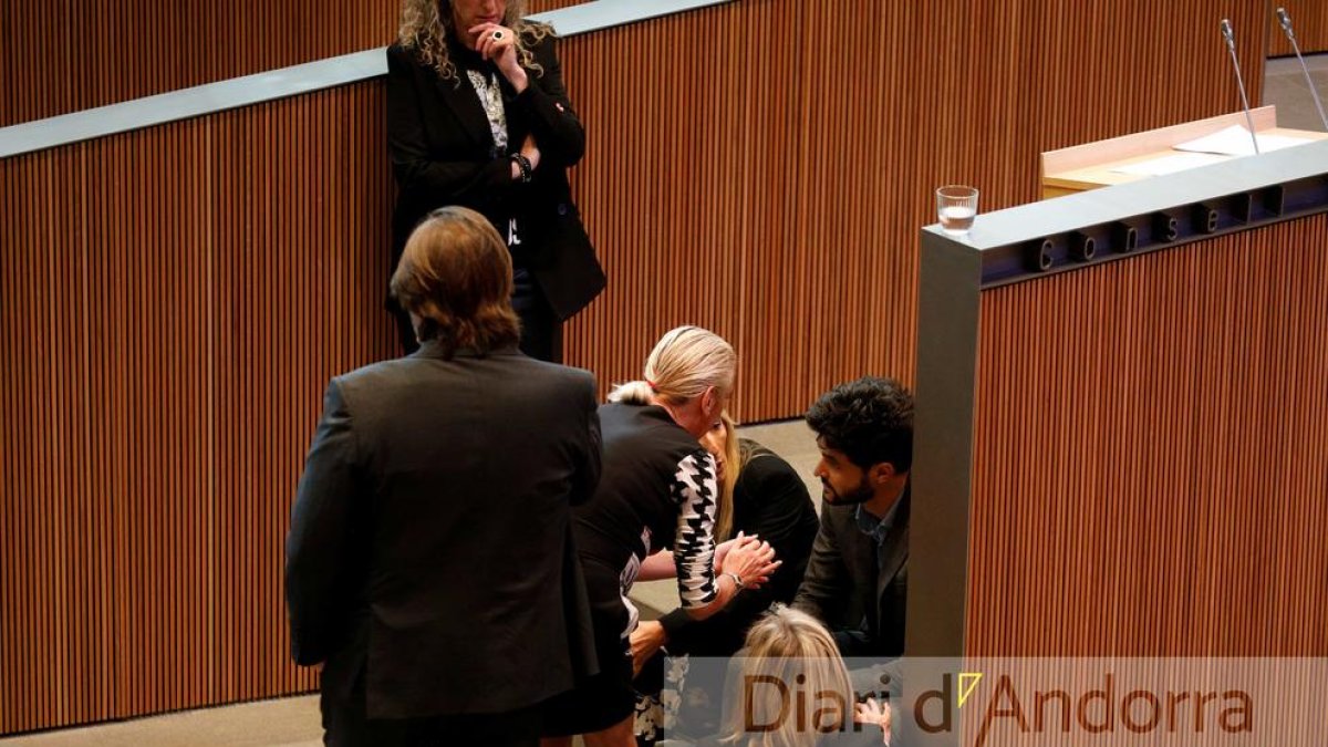 Cerni Escalé assegut després del desmai mentre feia el discurs d'investidura