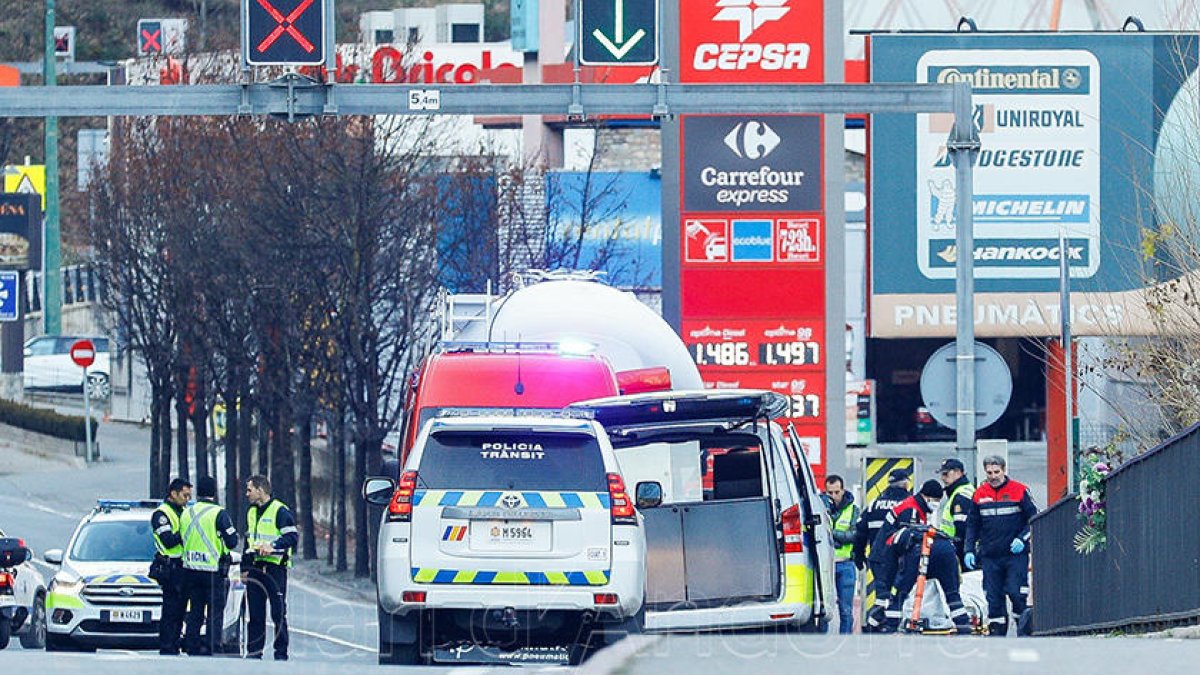 Els serveis d'emergència traslladen el cos del conductor del patinet mort aquest matí a l'avinguda Salou