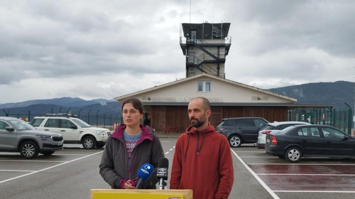 Dos membres de la CUP davant l'aeroport d'Andorra-La Seu d'Urgell