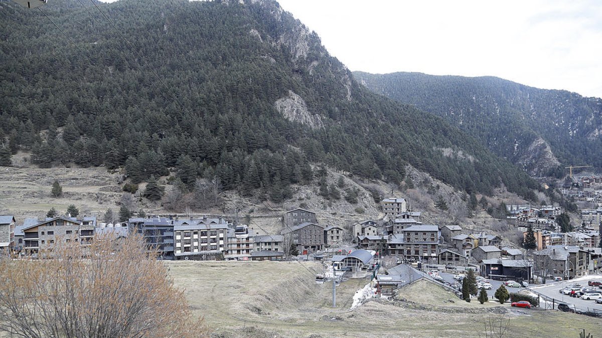 Terreny on es vol construir el complex d'edificis a Arinsal