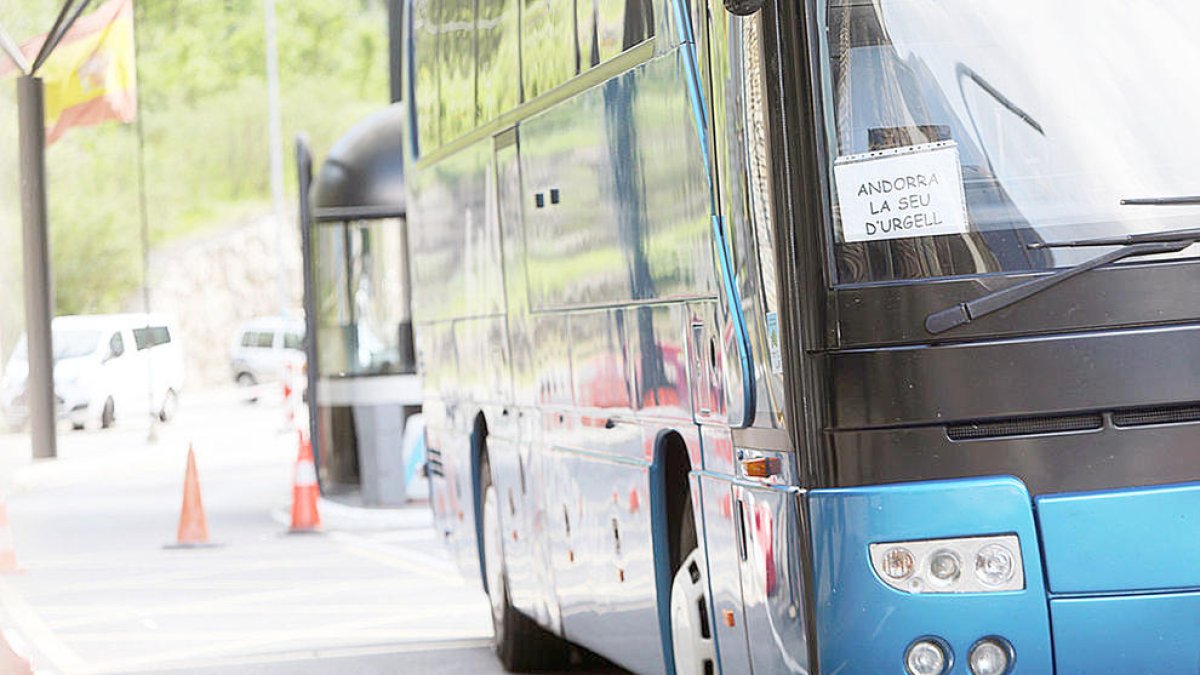 Un autobús de la línia creuant la frontera.